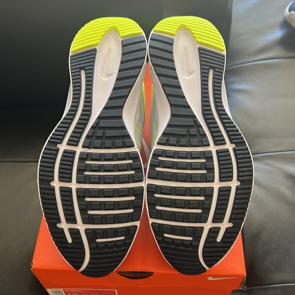 These are a men’s size 10 Nike Quest 4 - Picture 6 of 6